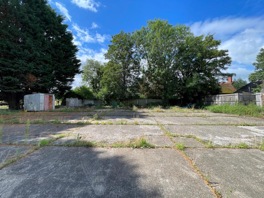 Lot: 39 - COMMERCIAL PROPERTY AND YARD WITH PLANNING - View across the yard from units to other side